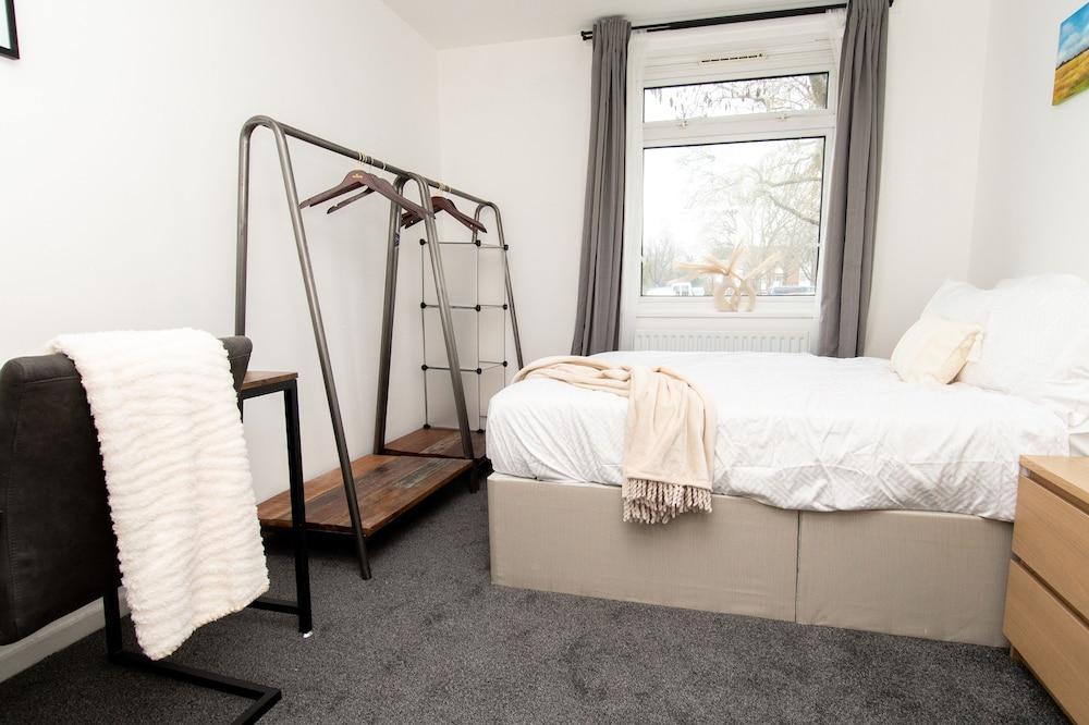 Stunning 1-bed Entire Apartment in Teddington - Tap to explore photos