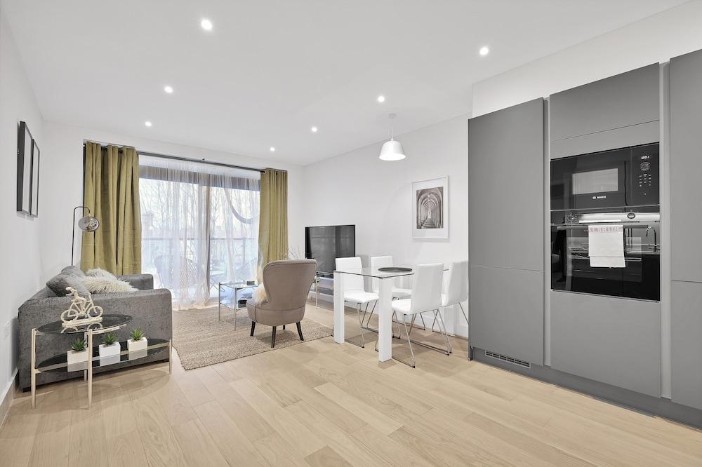 Belmore 1 & 2 Bedroom Luxury Apartment - Tap to explore photos