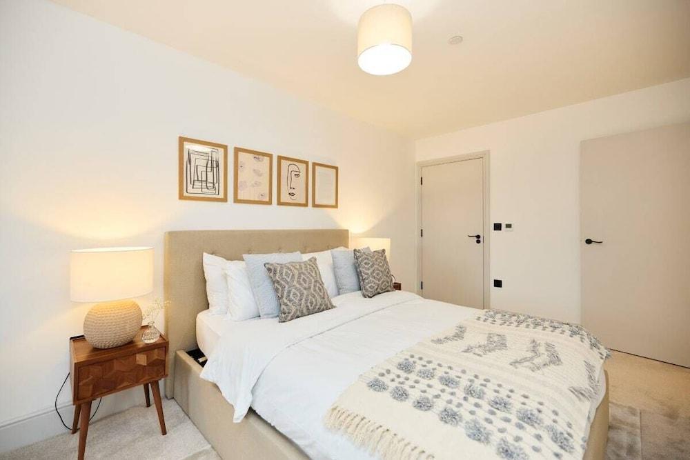The South Wimbledon Place - Adorable 2bdr Flat With Balcony - Tap to explore photos