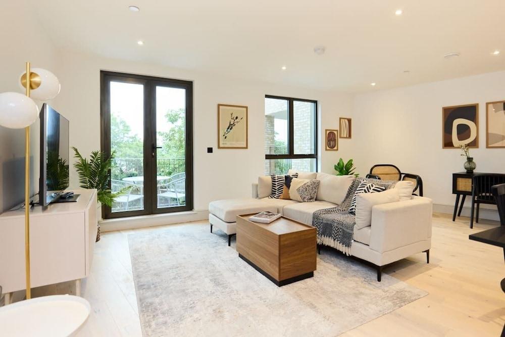 The South Wimbledon Place - Adorable 2bdr Flat With Balcony - Tap to explore photos