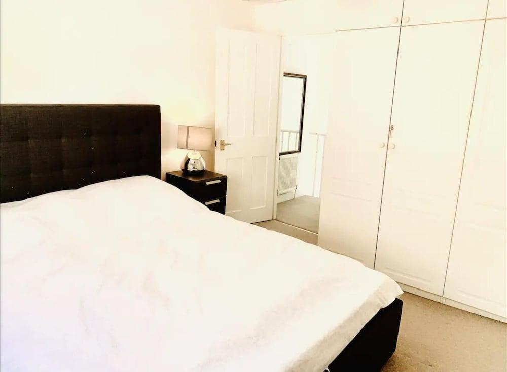 Beautiful 1 Bed Apartment Mayfair London, England - Tap to explore photos