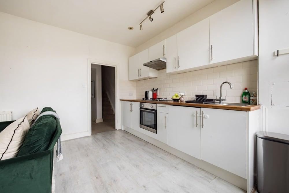 The Brockwell Park Place - Bright 2bdr Flat - Tap to explore photos