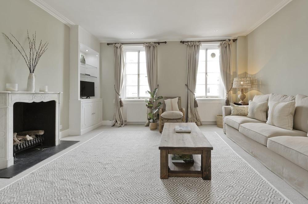 Fabulous 3 Bed Flat Chelsea - Tap to explore photos