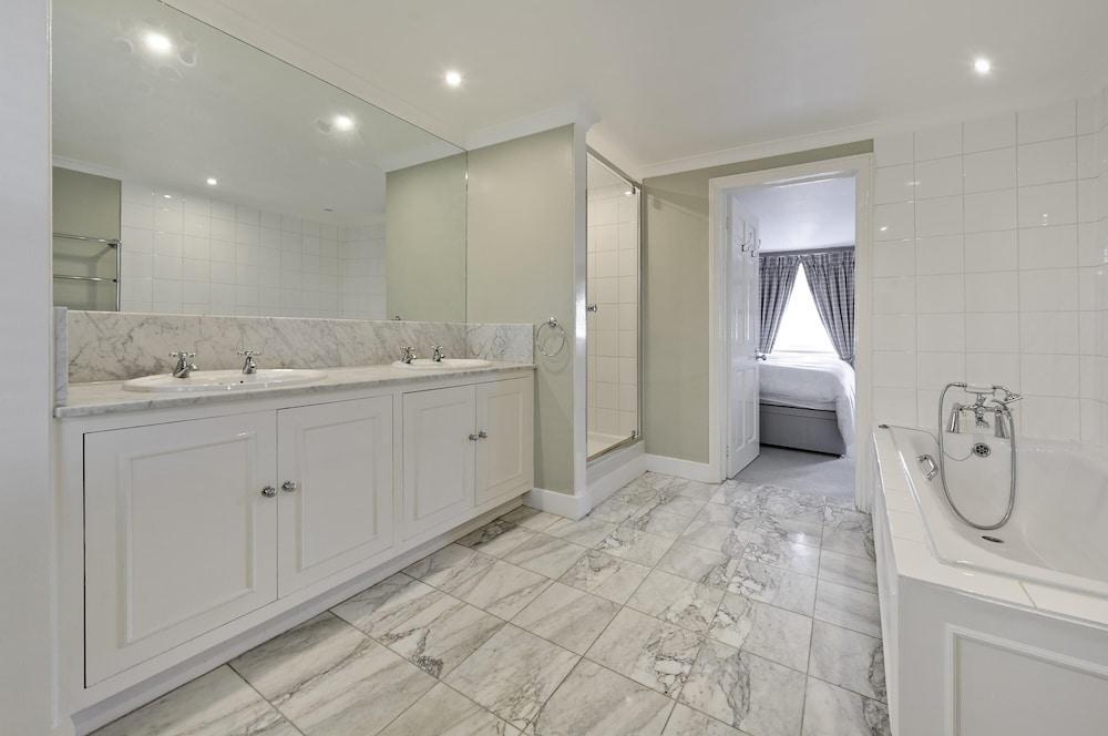 Fabulous 3 Bed Flat Chelsea - Tap to explore photos
