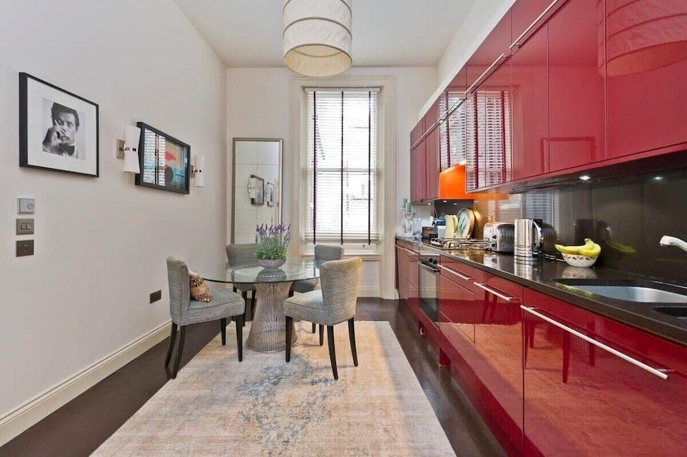 Charming 1 Bed Flat, Chelsea - Tap to explore photos