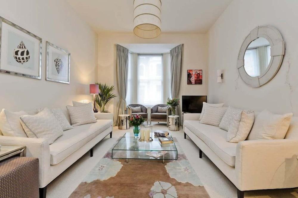 Charming 1 Bed Flat, Chelsea - Tap to explore photos