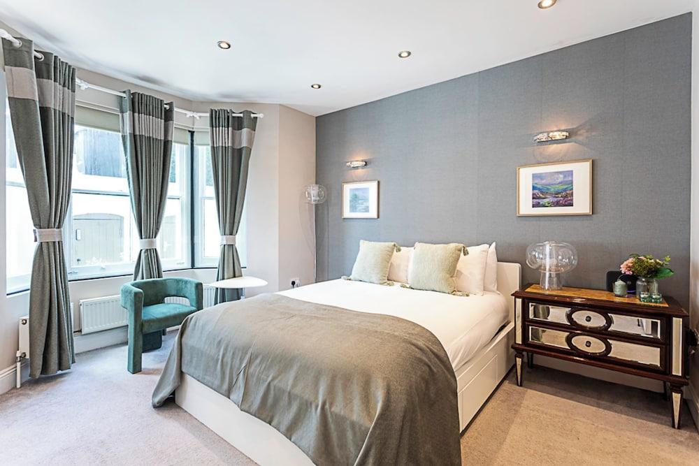 Stunning Flat in the Heart of Parsons Green - Tap to explore photos