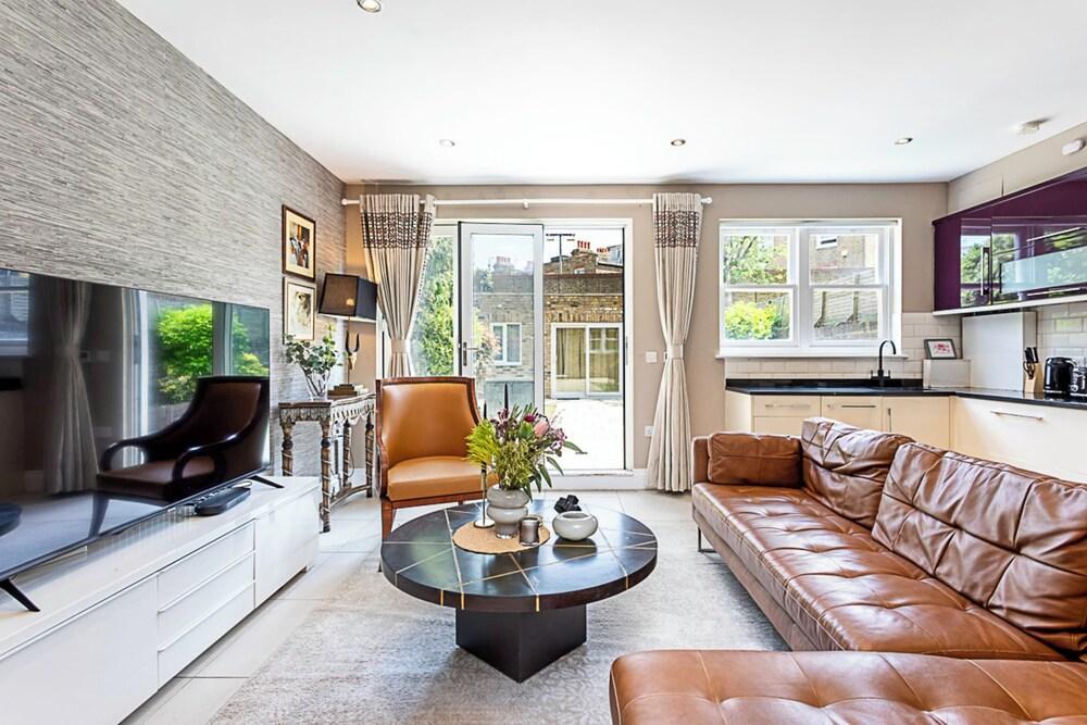 Stunning Flat in the Heart of Parsons Green - Tap to explore photos
