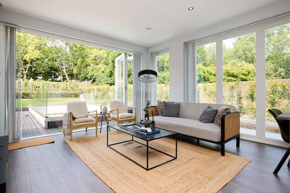The Putney Hideaway - Modern and Elegant 3bdr Flat With Patio - Tap to explore photos
