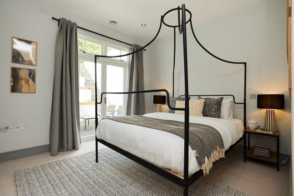 The Putney Hideaway - Modern and Elegant 3bdr Flat With Patio - Tap to explore photos