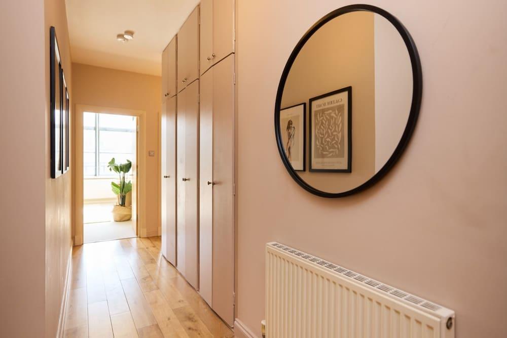 The Spitalfields Beauty - Bright 2bdr Flat - Tap to explore photos