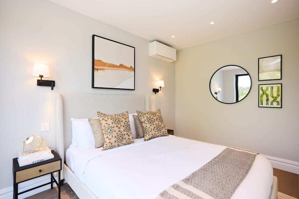 The Temple Fortune Crib - Lovely 3BDR House with Balcony - Tap to explore photos