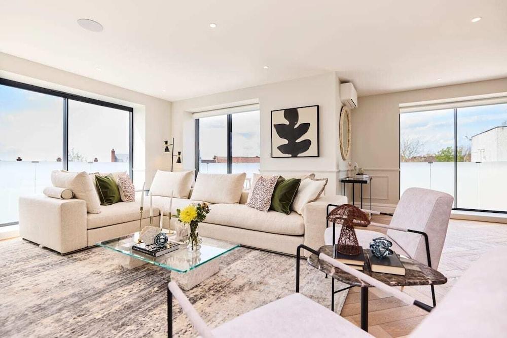 The Temple Fortune Crib - Lovely 3BDR House with Balcony - Tap to explore photos
