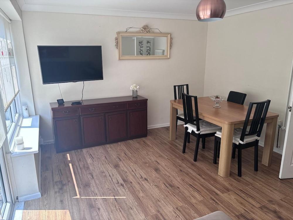 Spacious 2-bed Apartment in Hornchurch - Tap to explore photos