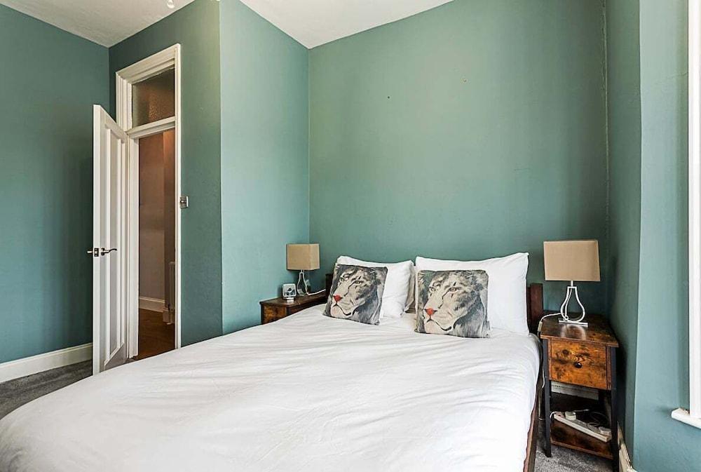 Modern and Spacious Colliers Wood Home