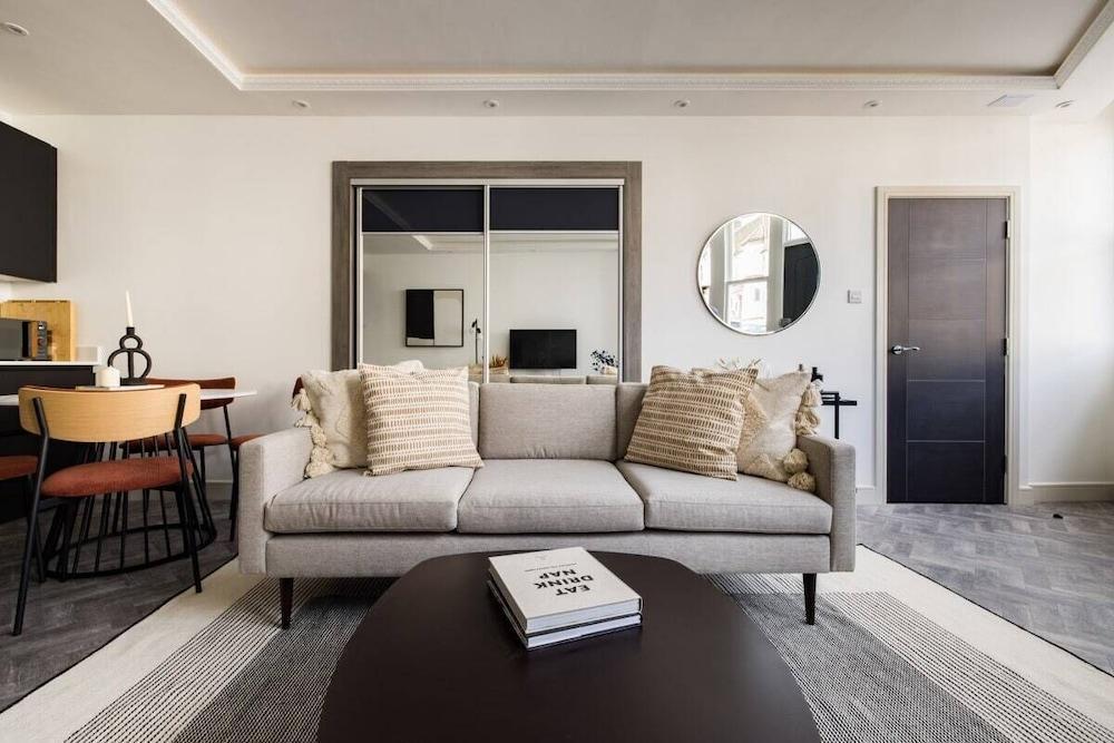 The Battersea Secret - Modish and Bright 1bdr Flat - Tap to explore photos