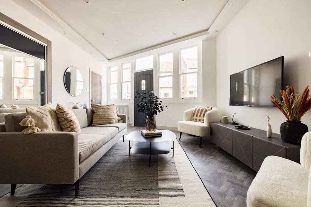 The Battersea Secret - Modish and Bright 1bdr Flat - Tap to explore photos