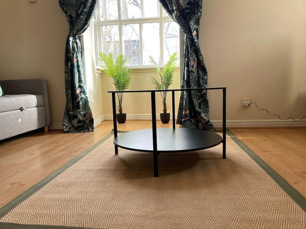 Stylish 1-bed Apt Near Uni of East London Beckton - Tap to explore photos