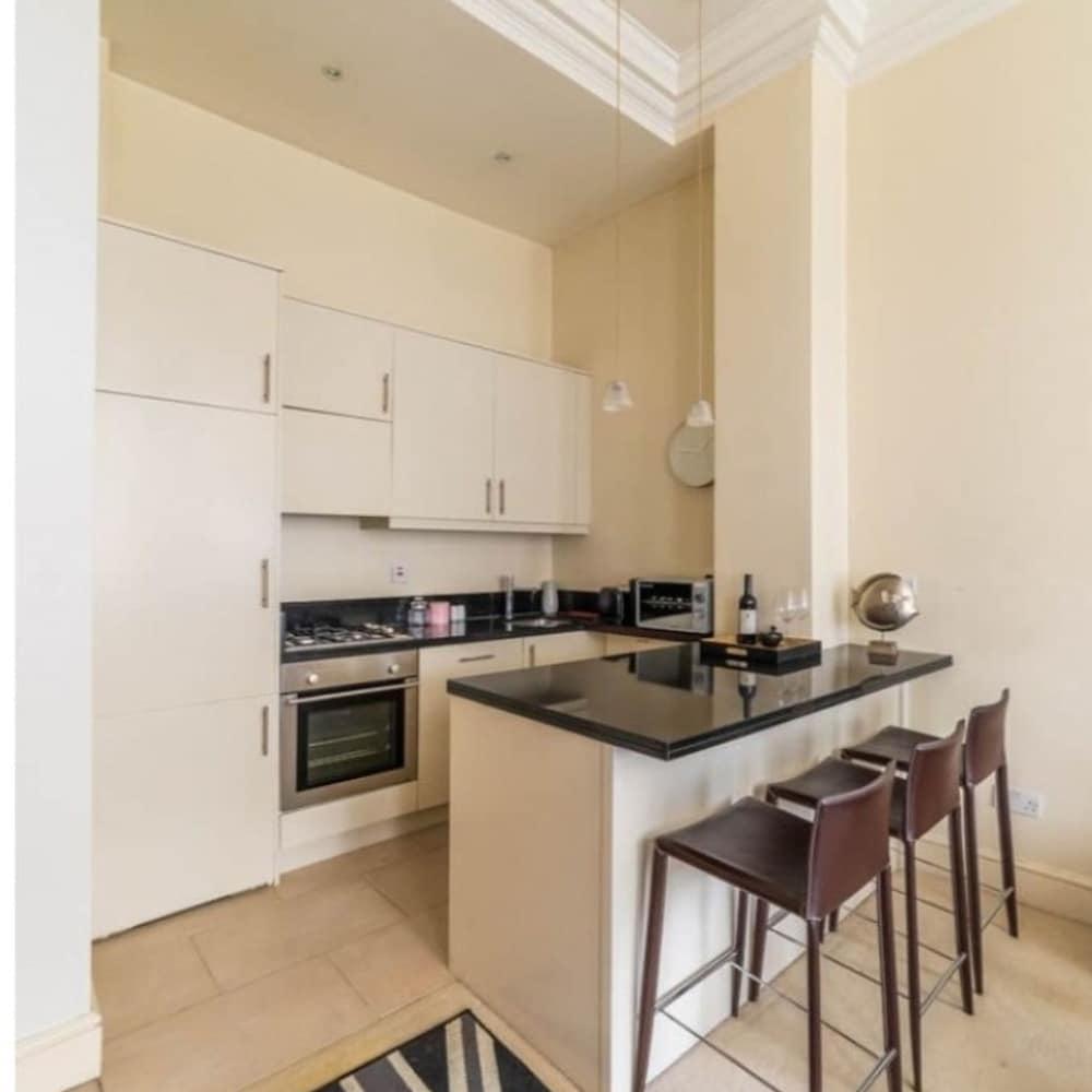 Notting Hill 1 Bedroom Flat - Tap to explore photos
