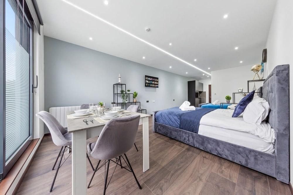 Modern Spacious Sleeps 4 Studio Golders Green - Tap to explore photos
