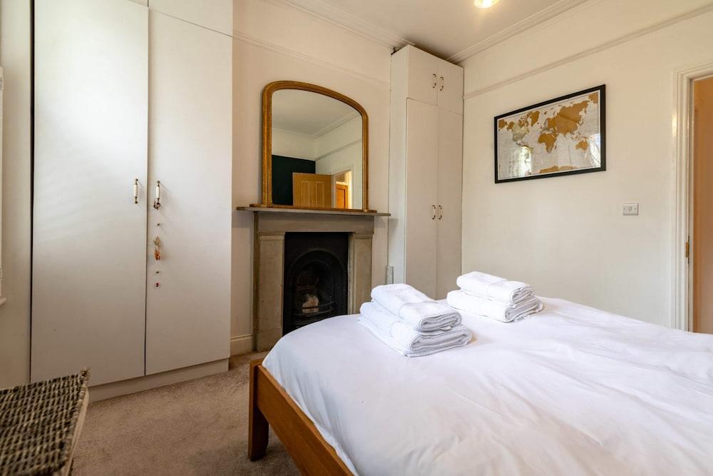 Beautiful Two Bed Abode In South West London - Tap to explore photos