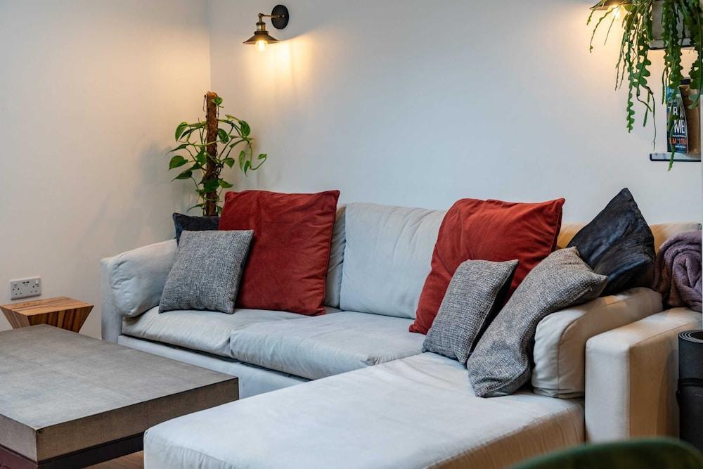 Beautiful Two Bed Abode In South West London - Tap to explore photos