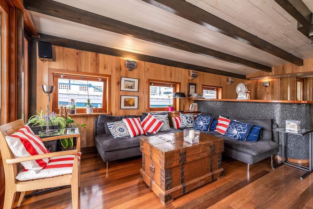 Luxury Canary Wharf House Boat Room 1 - Tap to explore photos