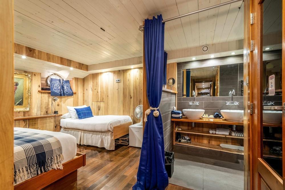 Luxury Canary Wharf House Boat Room 1 - Tap to explore photos