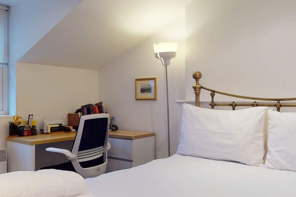 Wonderful Shepherds Bush Gem - Tap to explore photos