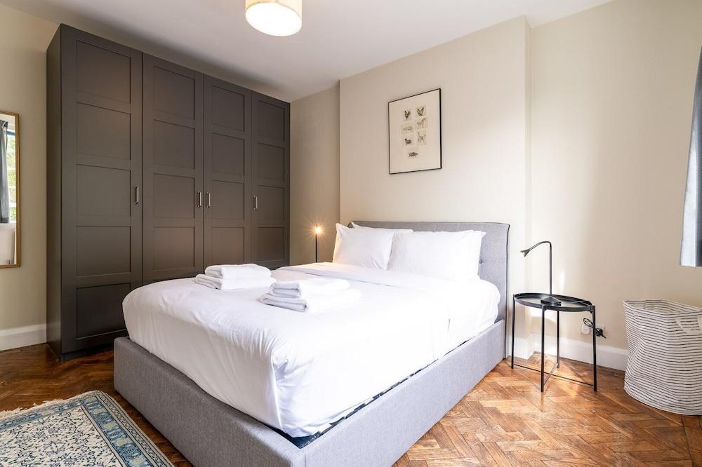 Stylish Kings Cross Flat - Tap to explore photos