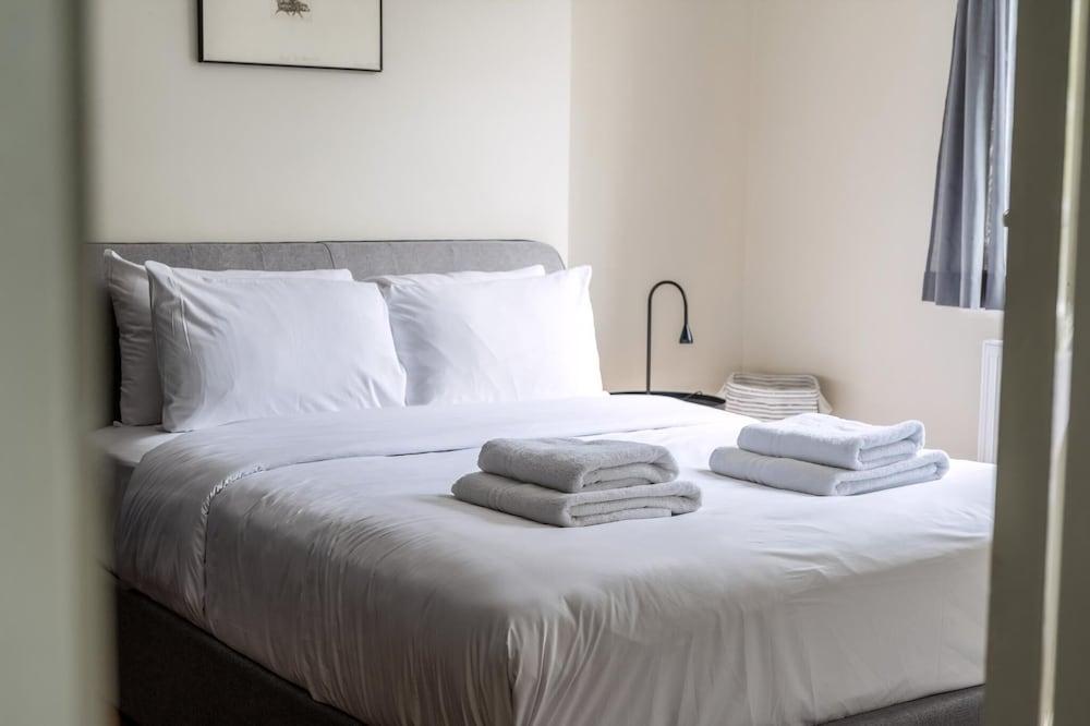 Stylish Kings Cross Flat - Tap to explore photos
