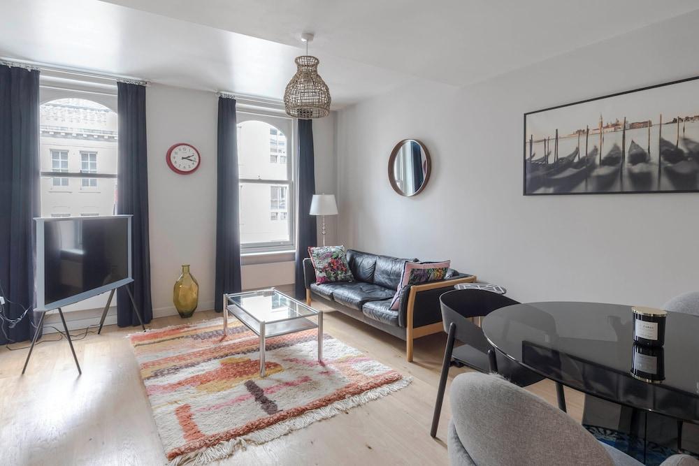 Immaculate 2-bed Apartment in Prime Central London - Tap to explore photos