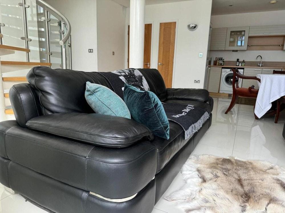 Royal Docks Luxury 3 Bedroom Apartment - Tap to explore photos