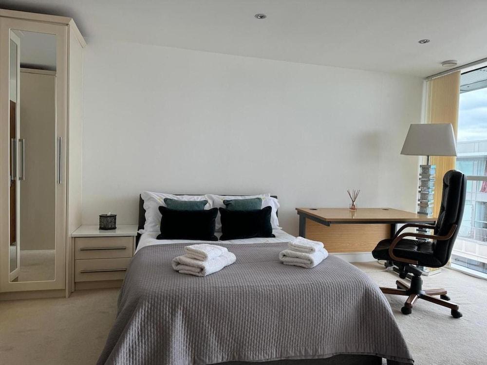 Royal Docks Luxury 3 Bedroom Apartment - Tap to explore photos