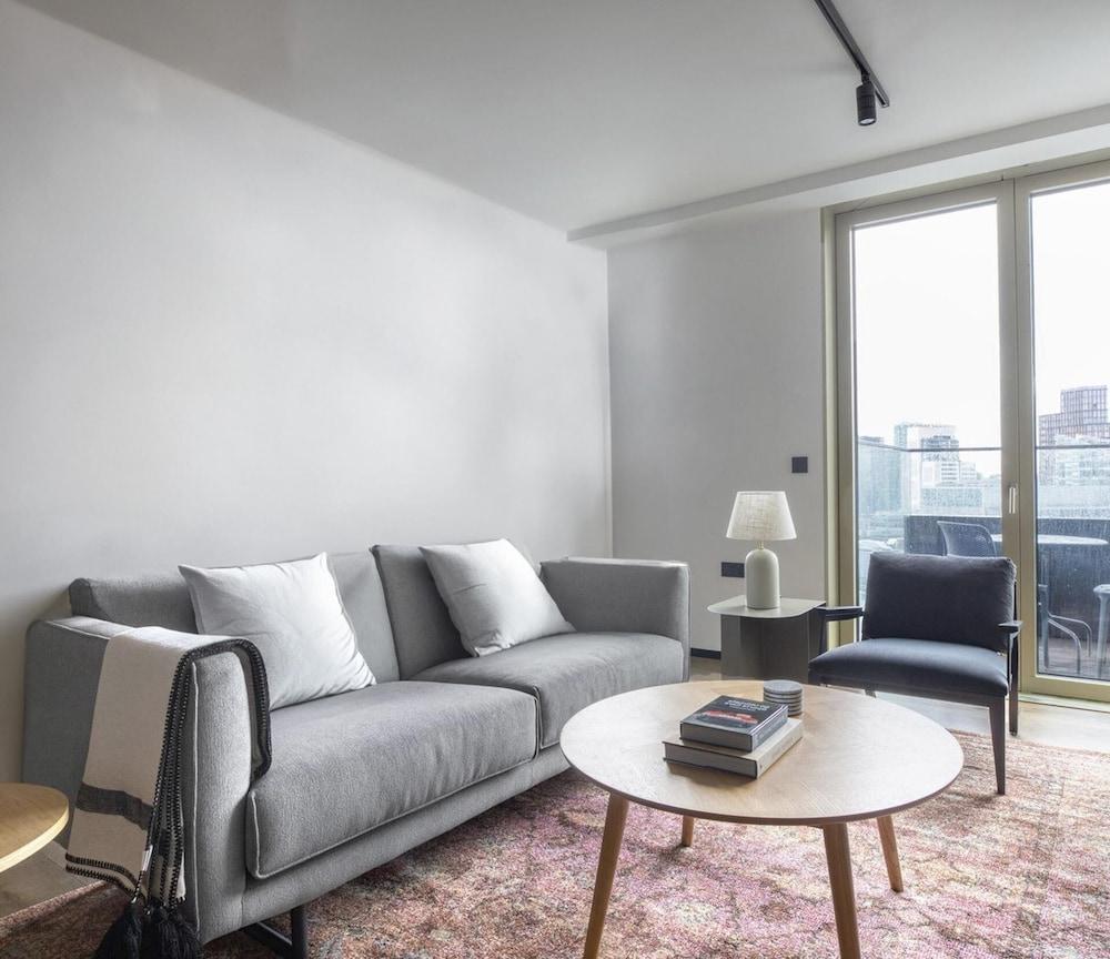 Charming 2 Bedrooms Apartment in London - Tap to explore photos