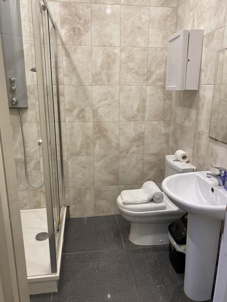 Spacious 3-bed Apartment in Central London - Tap to explore photos