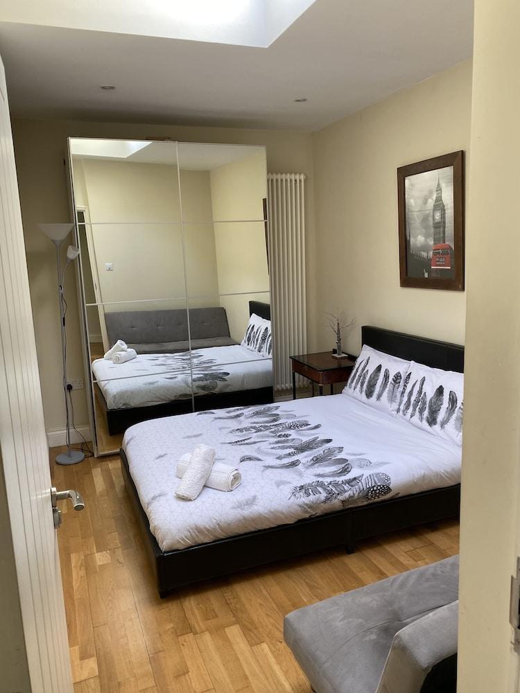 Spacious 3-bed Apartment in Central London - Tap to explore photos