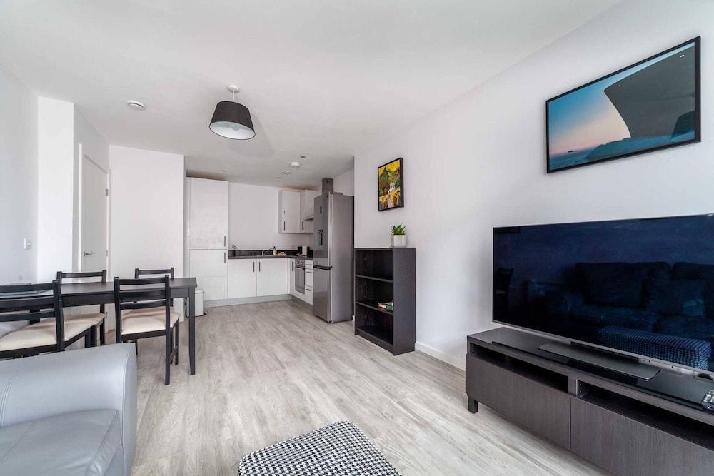 Riverside Retreat Modern Flat in Brentford - Tap to explore photos