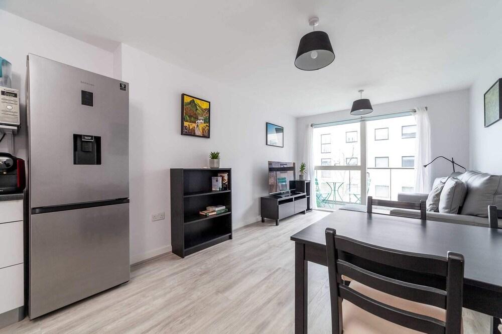 Riverside Retreat Modern Flat in Brentford - Tap to explore photos
