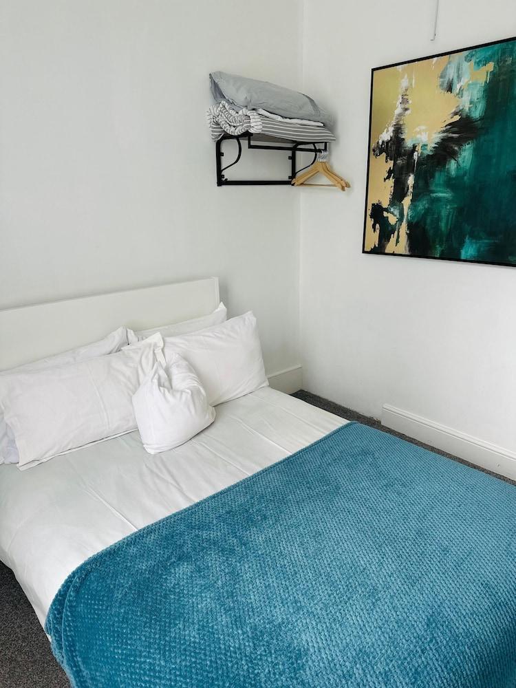 The Mornington Star Apartments Room Type - Economy Apartment, 2 Bedrooms, Kitchen, Park View