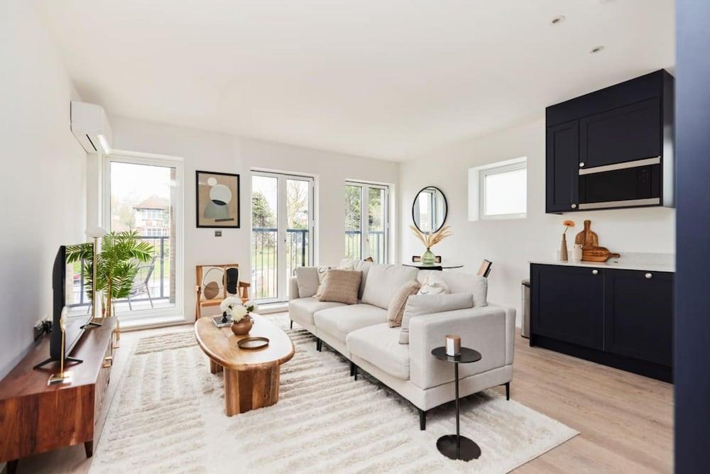 The Wembley Park Gem - Lovely 2bdr Flat With Balcony - Tap to explore photos