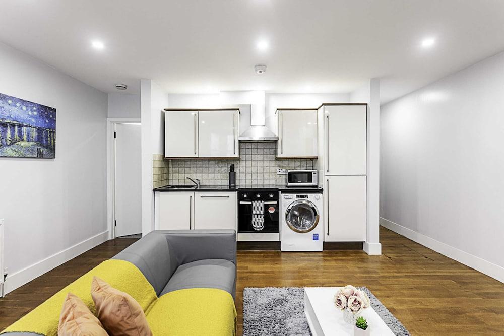 Bright Clapham Apartment - Tap to explore photos