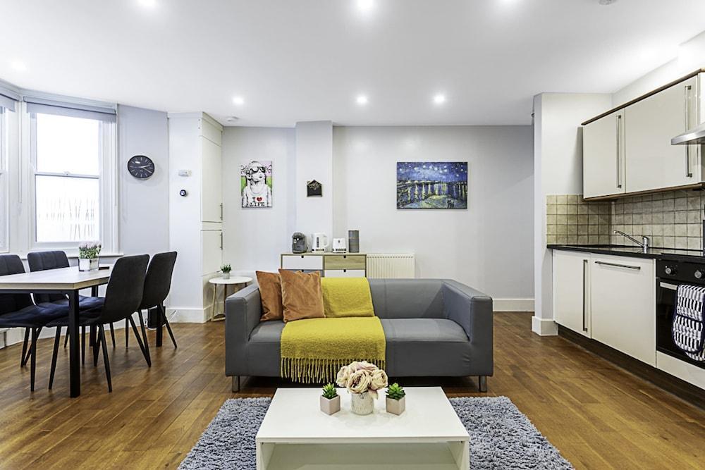 Bright Clapham Apartment - Tap to explore photos