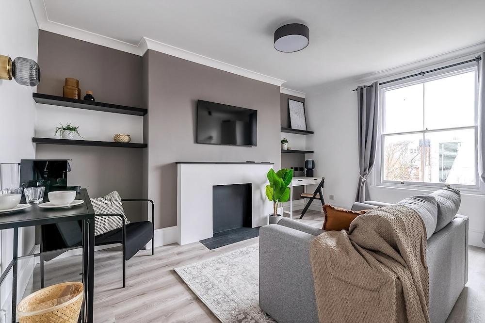 Little Venice Luxury Apartment - Tap to explore photos