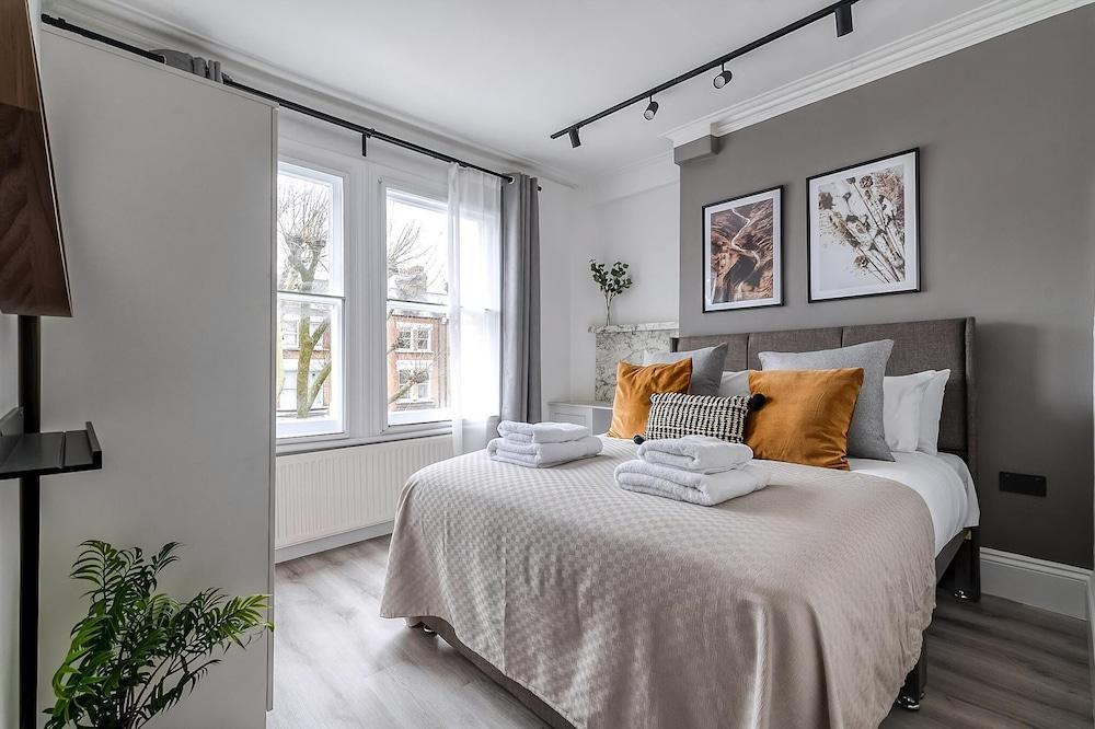 Little Venice Luxury Apartment - Tap to explore photos
