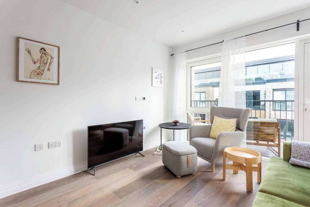 Modern Chelsea Apartment - Tap to explore photos