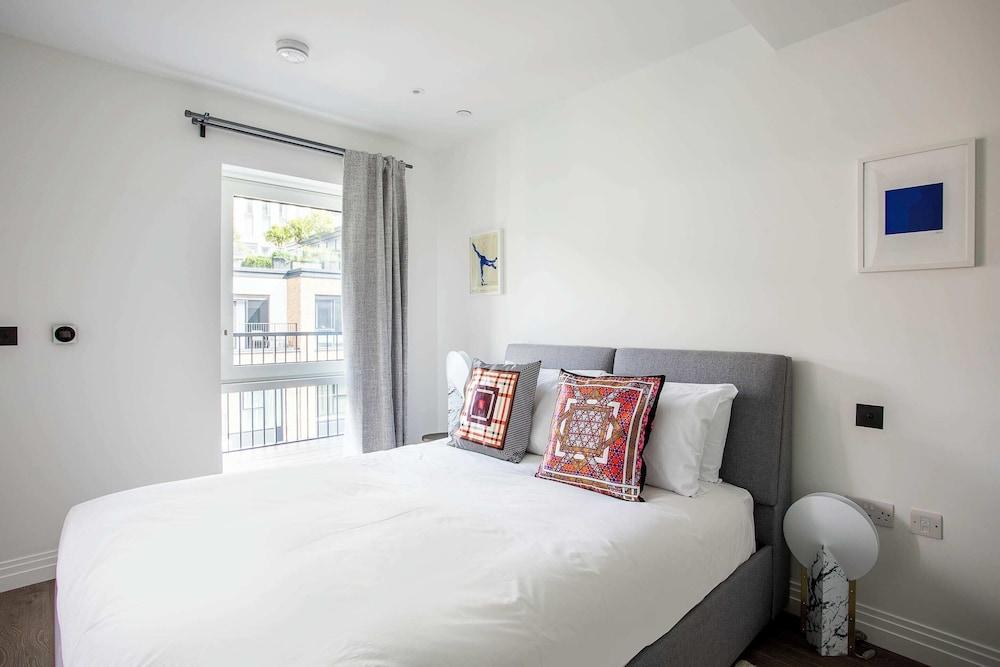 Modern Chelsea Apartment - Tap to explore photos