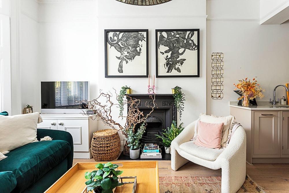Stylish Portobello Apartment - Tap to explore photos