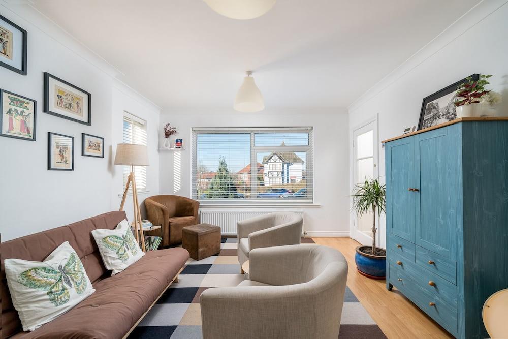 Madika Homes Stunning 2-bed Apartment in Edgware - Tap to explore photos