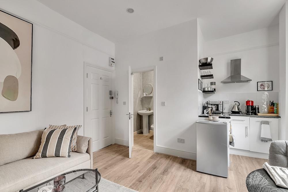 Lovely Kensington Apartments - Tap to explore photos